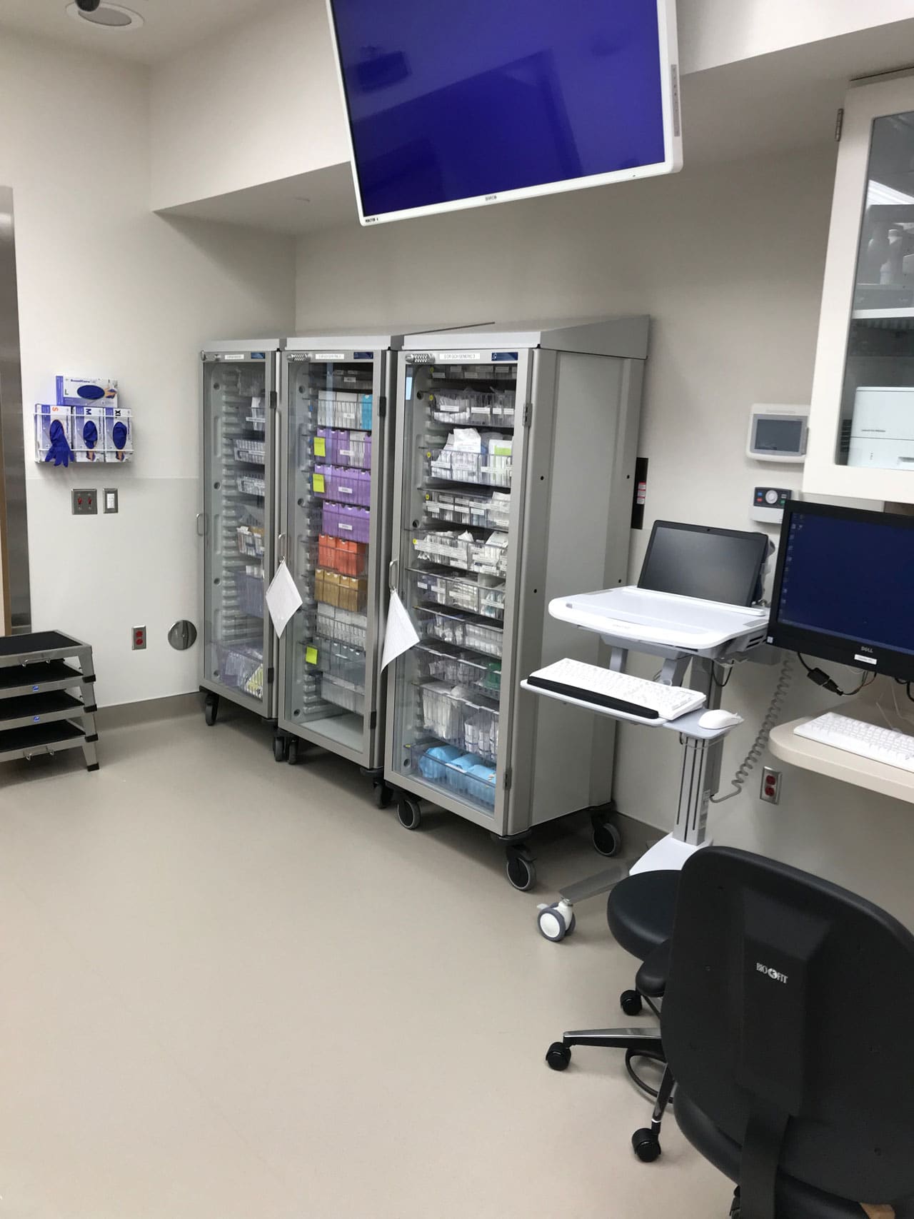 Operating room (OR) cabinets